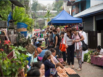 Private Luang Prabang Morning Almsgiving and Market Tour